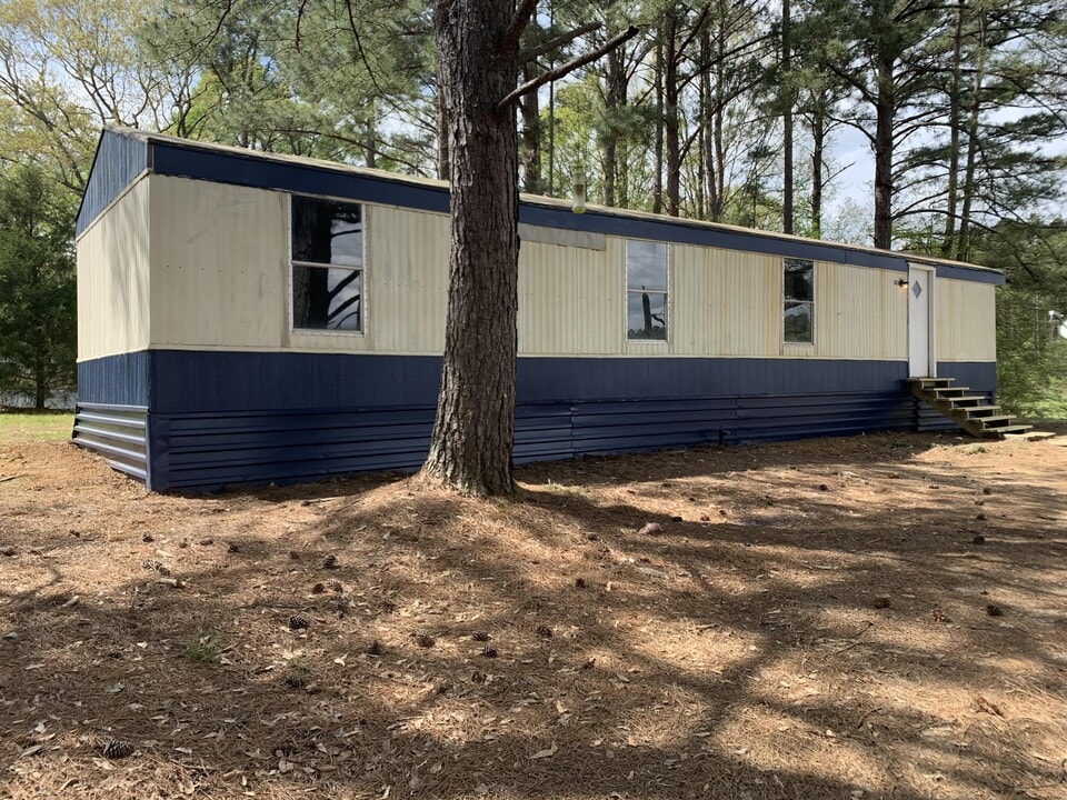 1076 Enoch Ln in Crystal Springs, MS - Building Photo