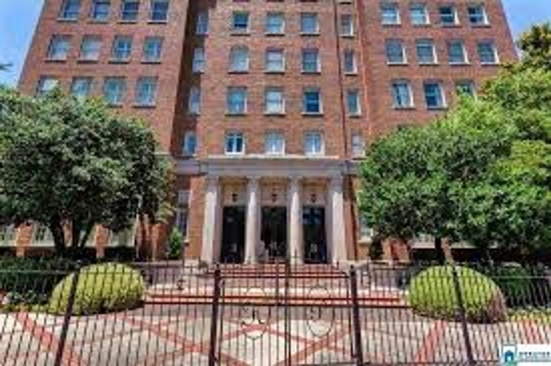 2250 Highland Ave in Birmingham, AL - Foto de edificio