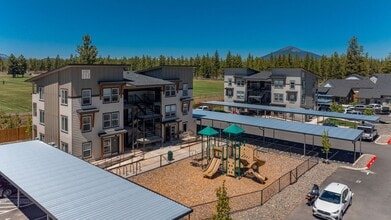 Mckenzie Meadows in Sisters, OR - Foto de edificio - Building Photo