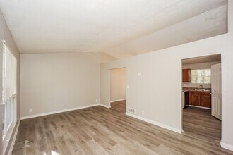 2465 Fairway Cir SW in Atlanta, GA - Foto de edificio - Building Photo