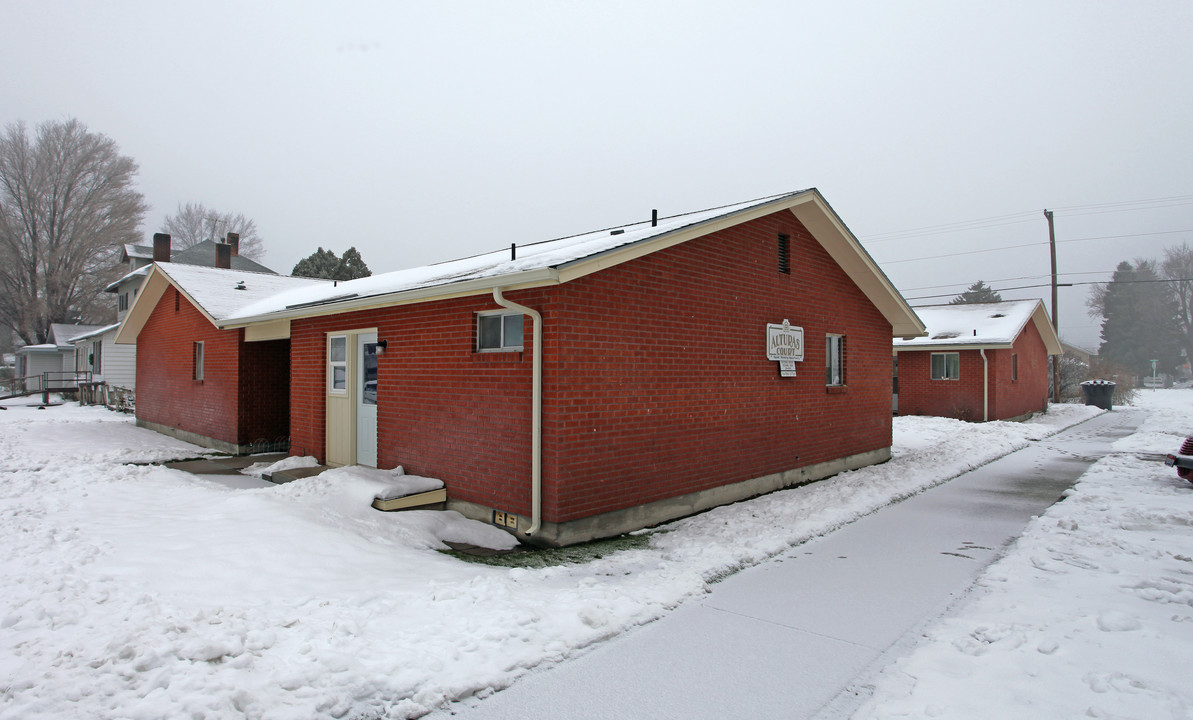 Alturas Court in Gooding, ID - Building Photo