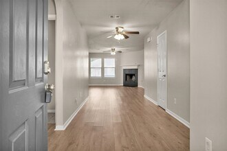 32102 Decker Oaks Dr in Pinehurst, TX - Building Photo - Building Photo