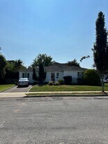 1 Scott Pl in Plainview, NY - Building Photo