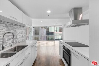 901 Flower St in Los Angeles, CA - Building Photo - Building Photo