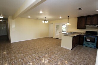 4605 S Zapata Hwy in Laredo, TX - Building Photo - Building Photo