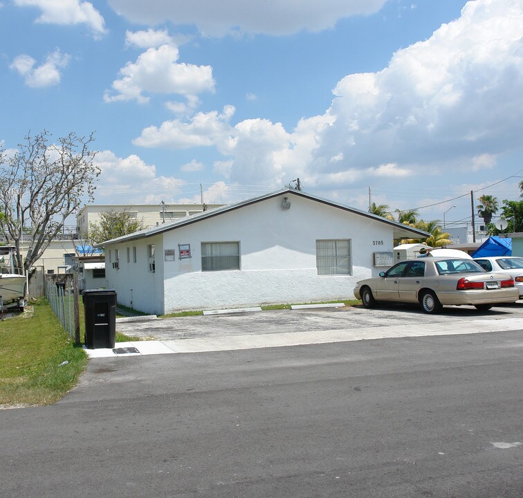 3705 SW 13th Ct in Fort Lauderdale, FL - Foto de edificio