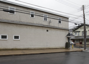 349-351 W 1st Ave in Parkesburg, PA - Foto de edificio - Building Photo