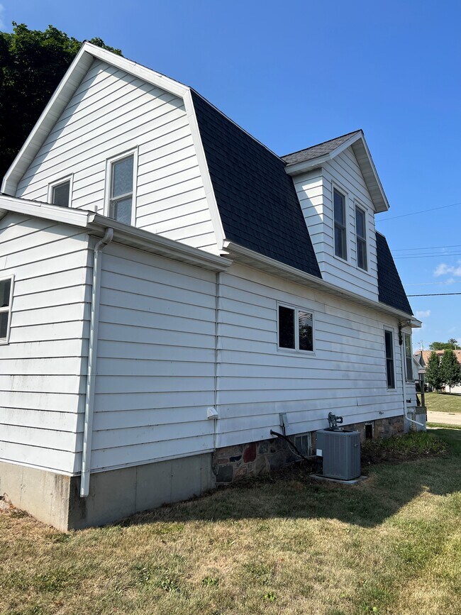 111 Farnham St in Marshall, WI - Building Photo - Building Photo