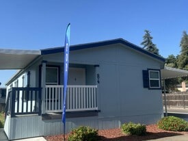 415 N Akers St in Visalia, CA - Building Photo