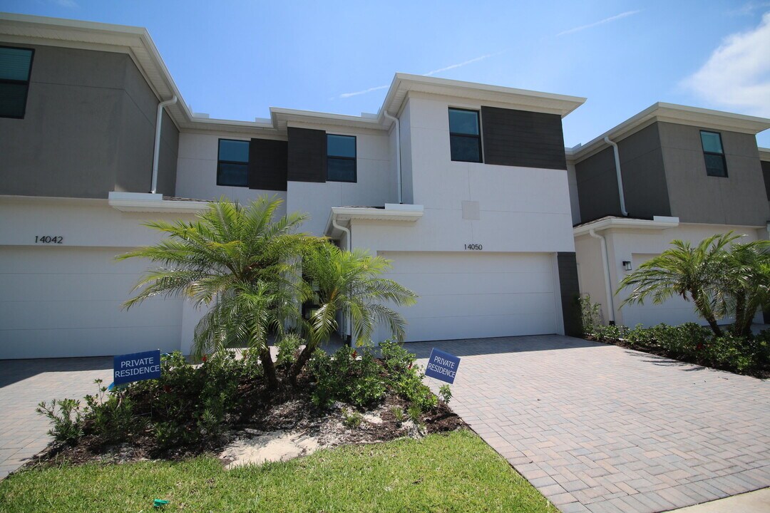 14050 SW Thorens Dr in Port St. Lucie, FL - Building Photo