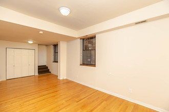 3509 N Racine Ave, Unit 3509-GDN in Chicago, IL - Building Photo - Building Photo