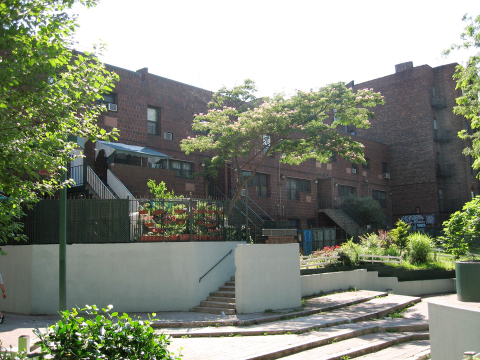 Plaza Borinquen in Bronx, NY - Building Photo