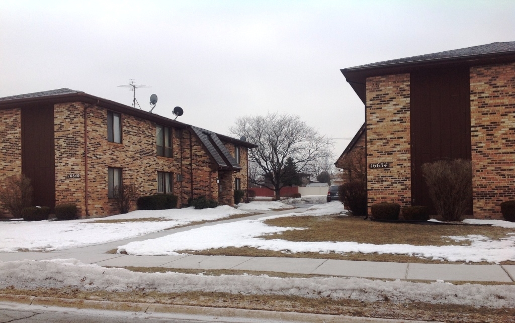 16634 Crescent Ave in Tinley Park, IL - Foto de edificio