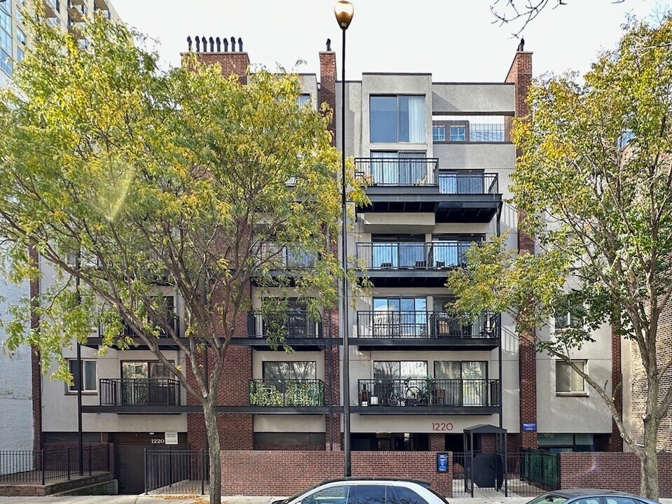 1223 N La Salle Dr, Unit J05W in Chicago, IL - Foto de edificio