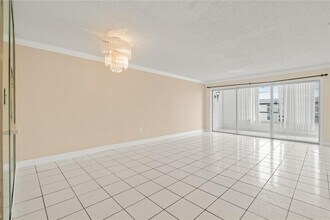 8350 Sands Point Blvd in Tamarac, FL - Building Photo - Building Photo
