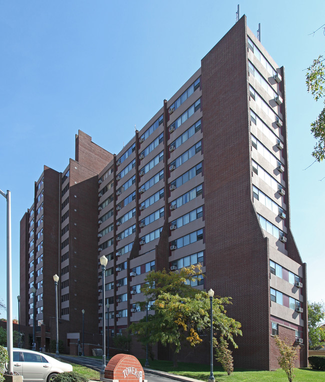 McKeesport Towers in McKeesport, PA - Foto de edificio - Building Photo