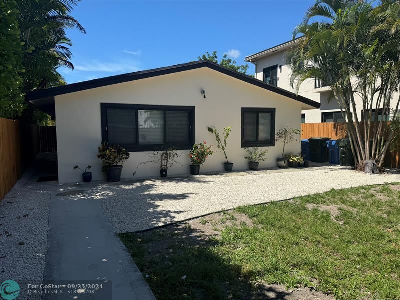 1042 NE 33rd St in Oakland Park, FL - Building Photo