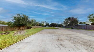 3515 Statesman Dr in Alvin, TX - Building Photo - Building Photo