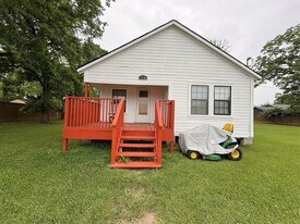 7110 Hwy 6 in Hitchcock, TX - Building Photo