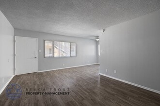 745-747 Venice Way in Inglewood, CA - Foto de edificio - Building Photo