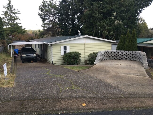 859 Vista Ct in Reedsport, OR - Building Photo - Building Photo