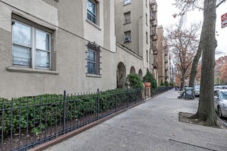 2320 Bronx Park E in Bronx, NY - Building Photo - Building Photo