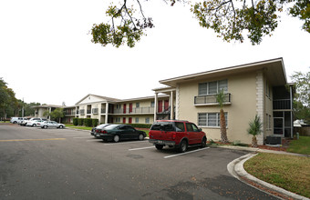 Edgewater Apartments in St. Petersburg, FL - Building Photo - Building Photo