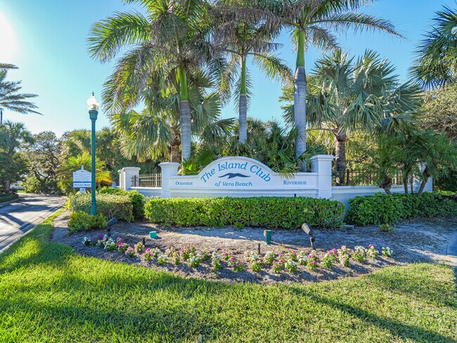 978 Island Club Square in Vero Beach, FL - Building Photo - Building Photo