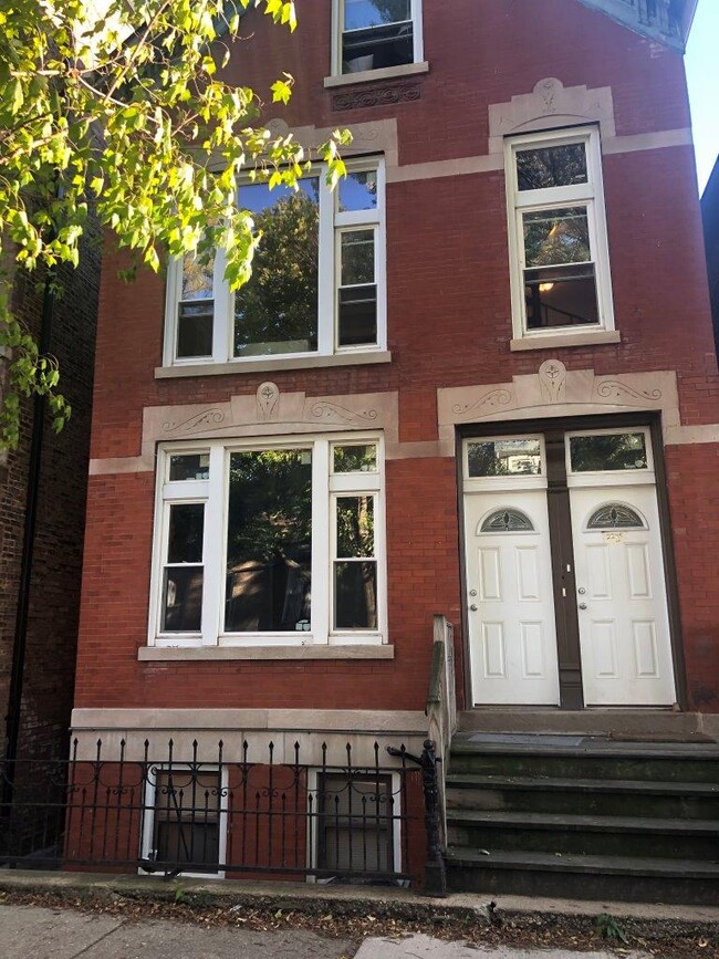 2245 W Shakespeare Ave, Unit 2R
