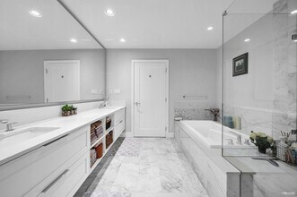 3881 Cates Lndg Wy in North Vancouver, BC - Building Photo - Building Photo