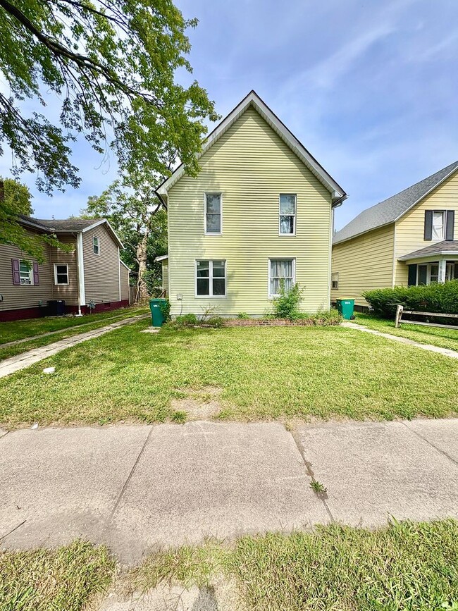 property at 206 E 6th St
