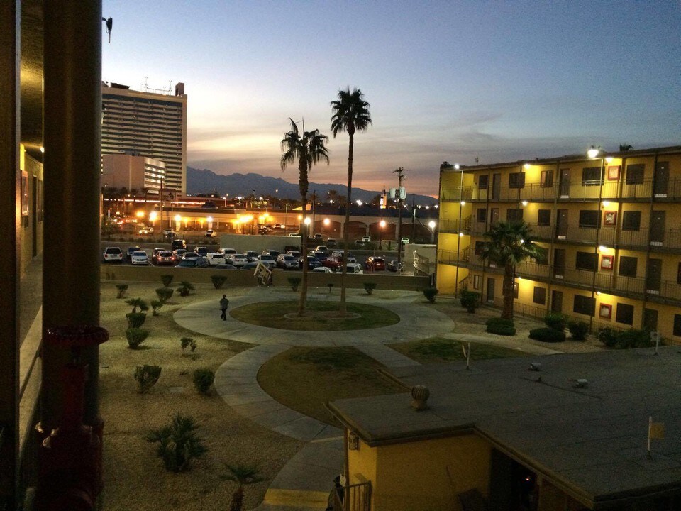 525 E St Louis Ave in Las Vegas, NV - Building Photo