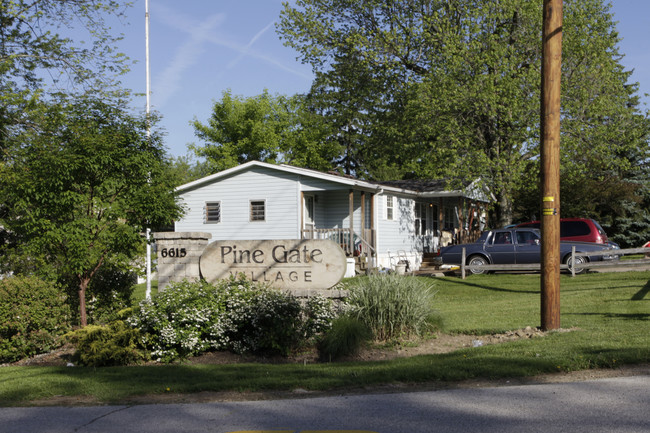 Pine Gate Mobile Home Community in Ravenna, OH - Foto de edificio - Building Photo