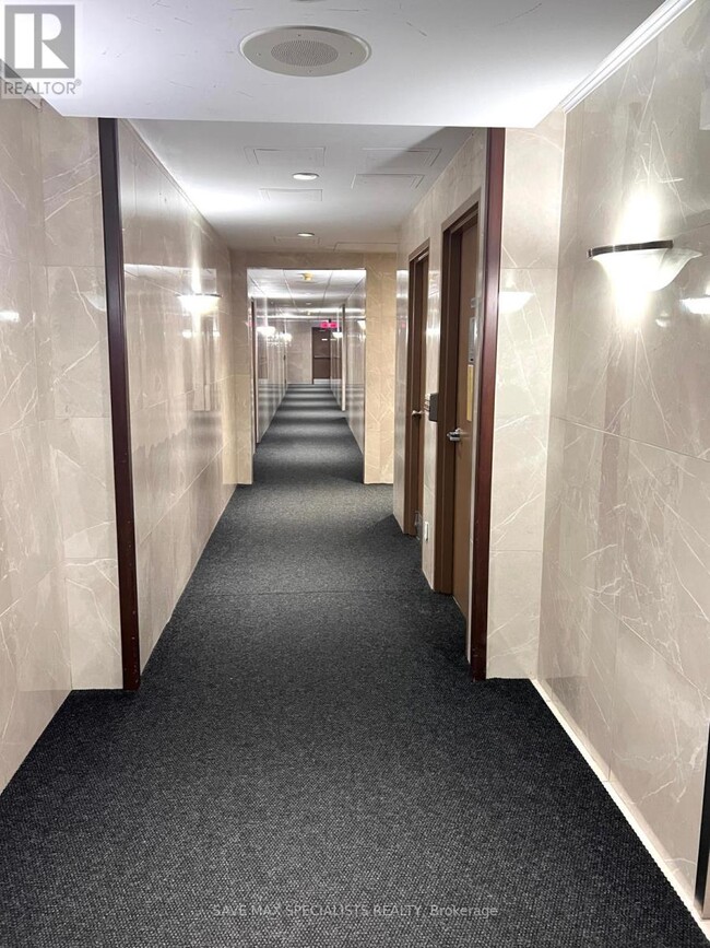 135 Hillcrest Ave in Mississauga, ON - Building Photo - Building Photo