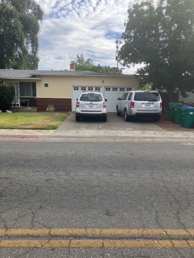 870 Moss Ave