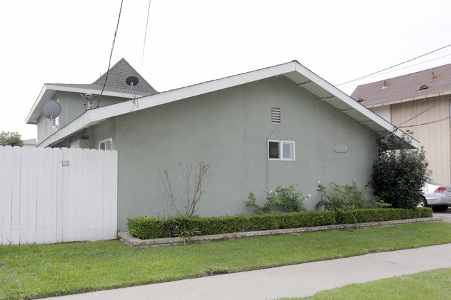 724 Clay in Huntington Beach, CA - Foto de edificio - Building Photo