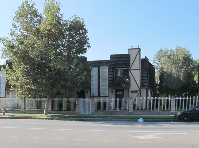 13832 Vanowen St in Van Nuys, CA - Foto de edificio - Building Photo