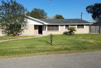 303 S 17th St in Nederland, TX - Foto de edificio - Building Photo