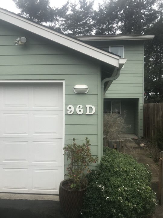 96 NW 33rd Pl in Newport, OR - Foto de edificio