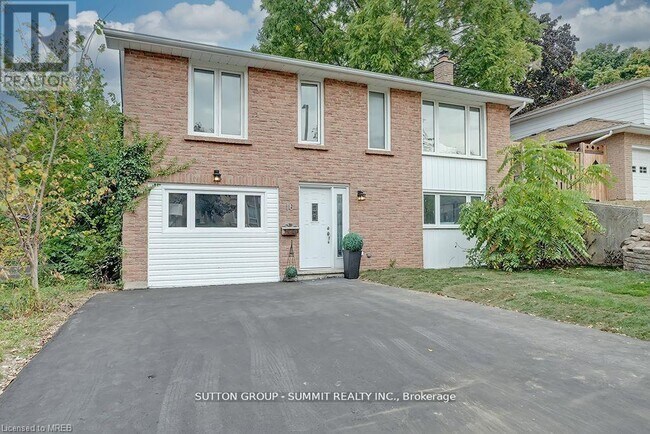 16 Upper Canada Dr in Kitchener, ON - Building Photo - Building Photo