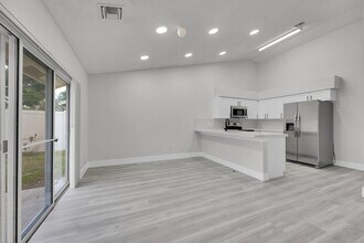 13048 Meadowbreeze Dr in Wellington, FL - Building Photo - Building Photo