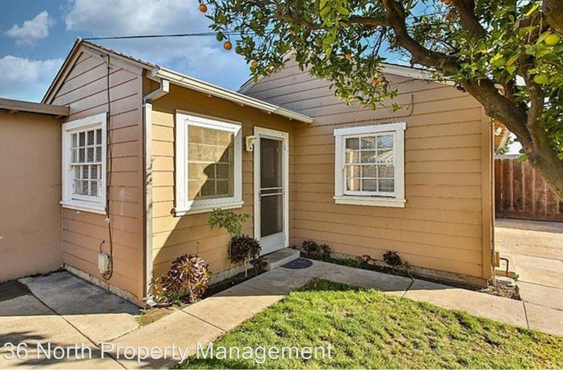 215 E Romie Ln in Salinas, CA - Building Photo