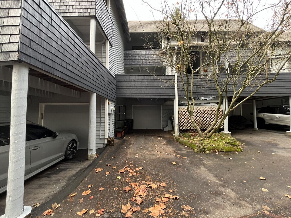 19771 NW Quail Hollow Dr in Portland, OR - Building Photo