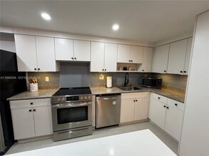 14293 Kendale Lakes Cir in Miami, FL - Building Photo - Building Photo