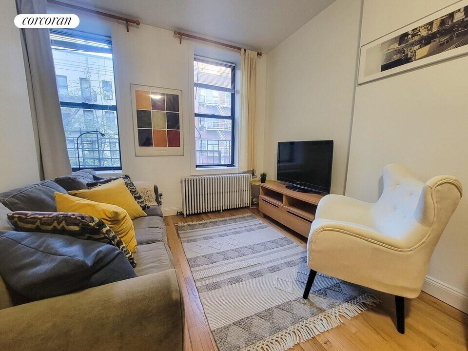 344 E 51st St in New York, NY - Building Photo