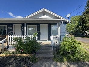 2210 W 19th Ave in Eugene, OR - Building Photo - Building Photo