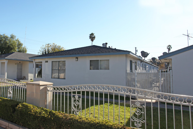 208 W Verdugo Ave in Burbank, CA - Building Photo - Building Photo