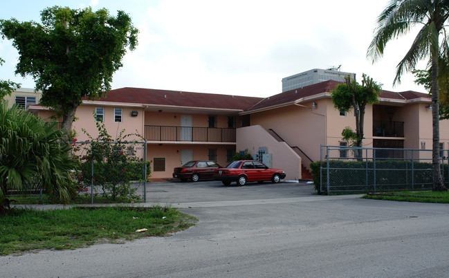 2757 SW 10th St in Miami, FL - Foto de edificio - Building Photo