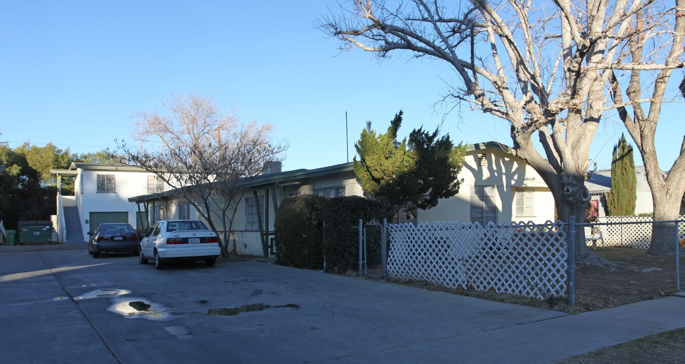 44249 N Beech Ave in Lancaster, CA - Building Photo
