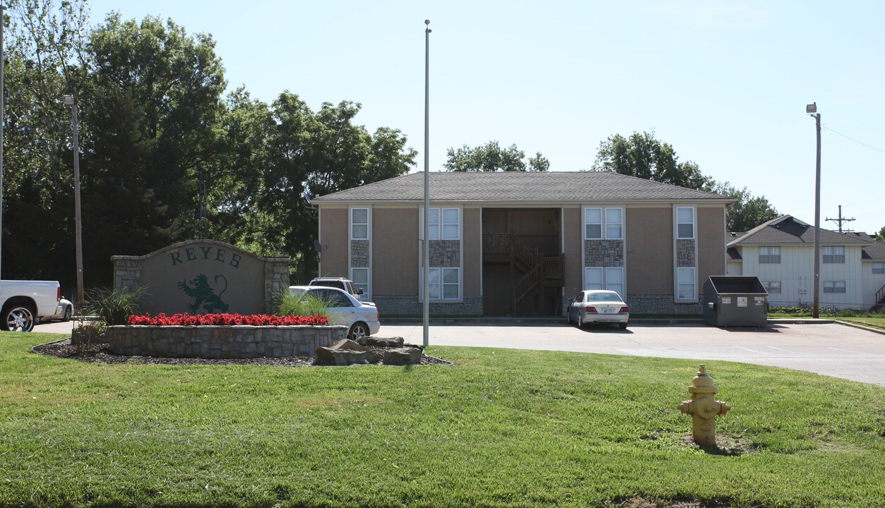 Reyes Apartments in Olathe, KS - Building Photo